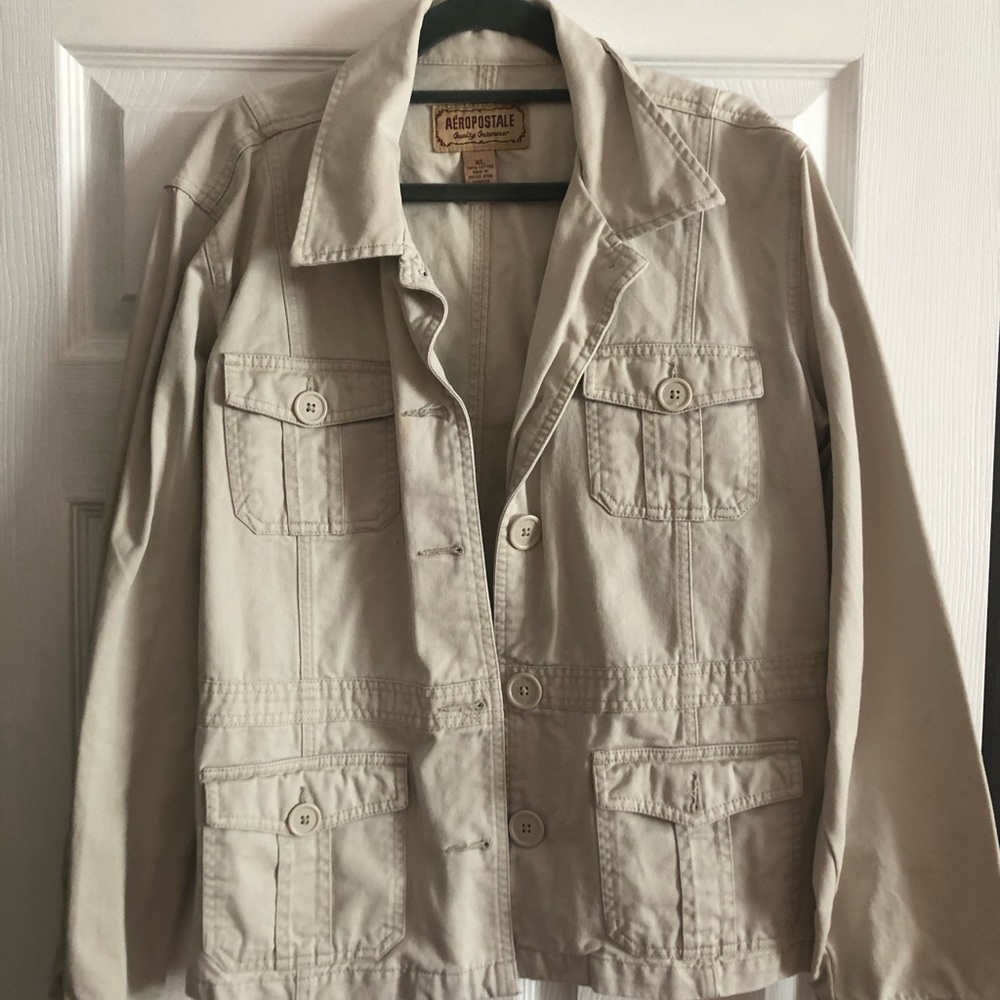Khaki spring or fall jacket with pockets.
